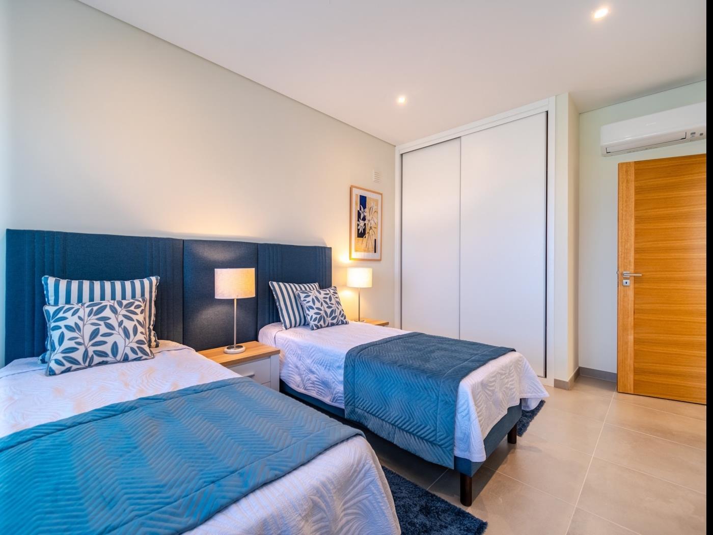 image Holiday House Beach Porto Mós 21