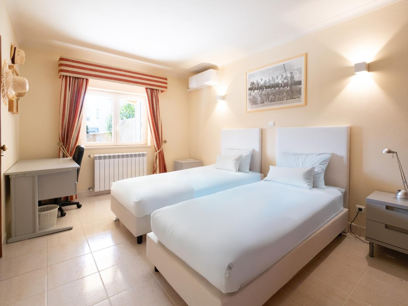 image Holiday House Praia D. Ana 16