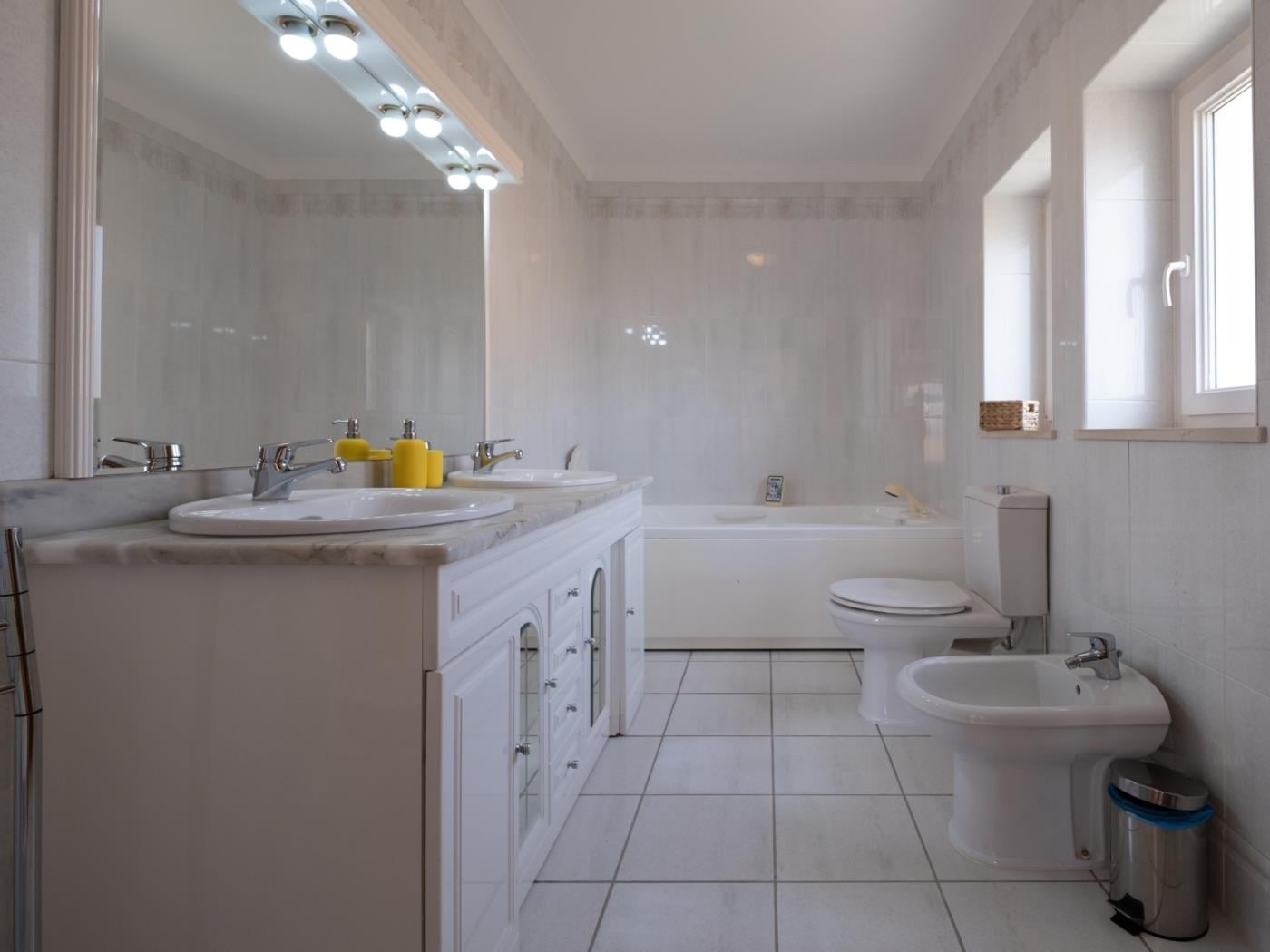 image Holiday House Praia D. Ana 21