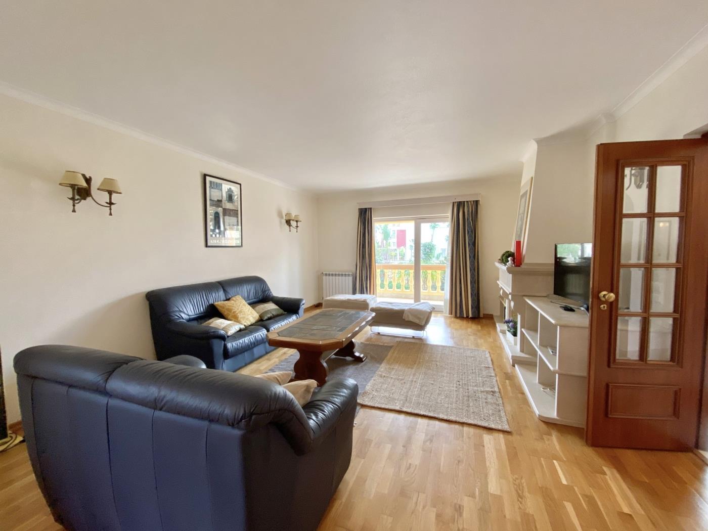 image Holiday House Praia D. Ana 4