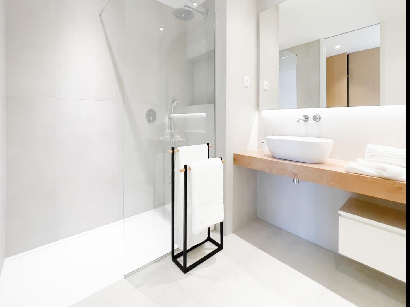 image Poolside Garden View Luxury Apartment 13