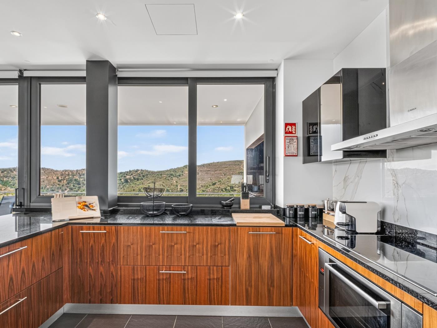 image Villa Sernadinha | Infinity Pool, Lake & Stunning Mountain Views 12